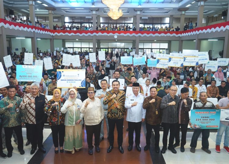 Menteri UMKM, Maman Abdurrahman di tengah pengusaha UMKM saat Festival Kemudahan dan Perlindungan Usaha Mikro di Pontianak, Rabu. (ist)