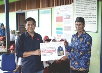Telkomsel Salurkan Bantuan Tas Sekolah