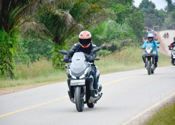 Tips Berkendara Saat Cuaca Hujan dan Banjir dari Asmo Kalbar