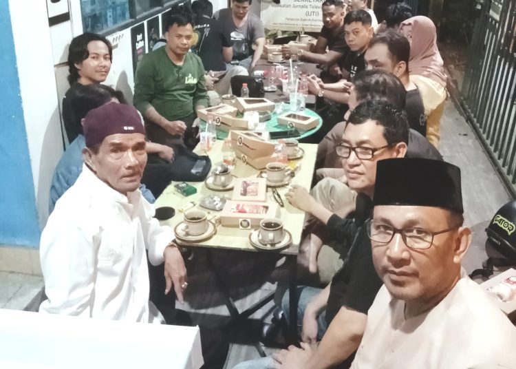 H. Werry, Tokoh Pers Kalbar (kiri) dan jurnalis dari berbagai media di Kalimantan Barat turut mengutuk dan mengecam adanya teror kepada jurnalis Tempo.