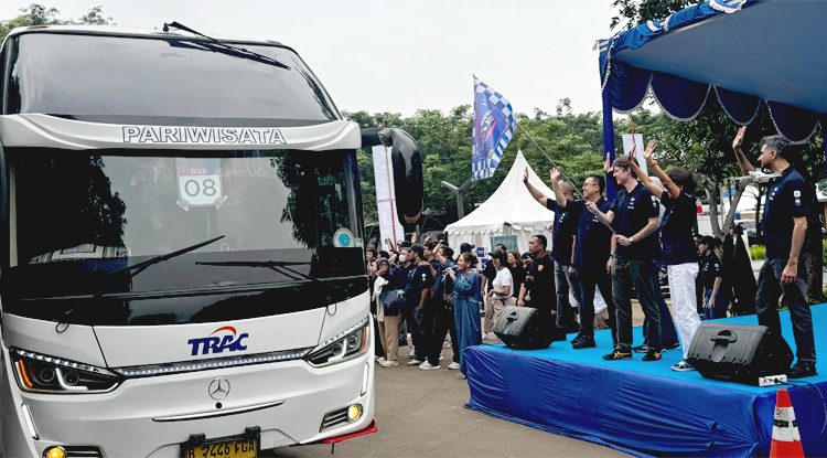 Direktur & Chief Commercial Officer - Consumer XL Axiata, David Arcelus Oses bersama jajaran manajemen XL Axiata melepas keberangkatan rombongan mudik bareng dari Cibis Park, Cilandak, Jakarta Selatan, Kamis. (ist)