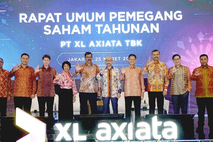(ki-ka) Direktur, I Gede Darmayusa, Direktur, Feiruz Ikhwan, Direktur, David Racelus Oses, Direktur, Yessie D. Yosetya, Presiden Direktur, Rajeev Sethi, Presiden Komisaris, Dr.M. Chatib Basri, Komisaris Independen, Julianto Sidarto, Komisaris, Vivek Sood, Komisaris Independen, Didi Syafruddin Yahya, Komisaris, Nik Rizal Kamil dalam acara RUPS Tahunan dan Luar Biasa 2025 PT XL Axiata Tbk di Jakarta, Selasa. (ist)