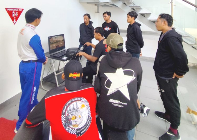 Astra Motor Kalimantan Barat memperkuat peran komunitas HWBC melalui kegiatan Edukasi Teori Safety Riding.(ist)