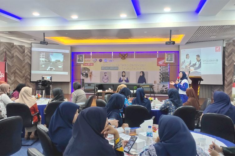 Edukasi keselamatan berkendara untuk komunitas perempuan digelar oleh main dealer Honda wilayah Sulawesi Utara, PT. Daya Adicipta Wisesa. Dengan semangat #Cari_Aman, peserta diajak memahami aturan di persimpangan agar selamat sampai tujuan.(ist)
