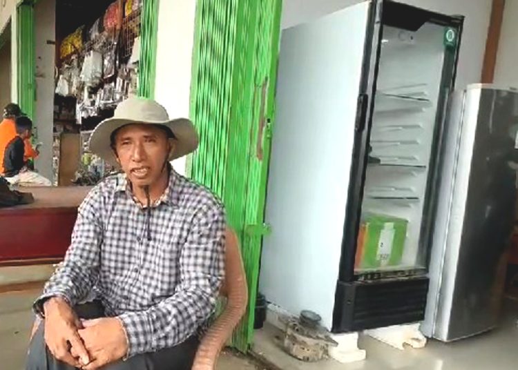 Mujidi di tokonya yang sukses memanfaatkan modal usaha Bank Kalbar.(ist)