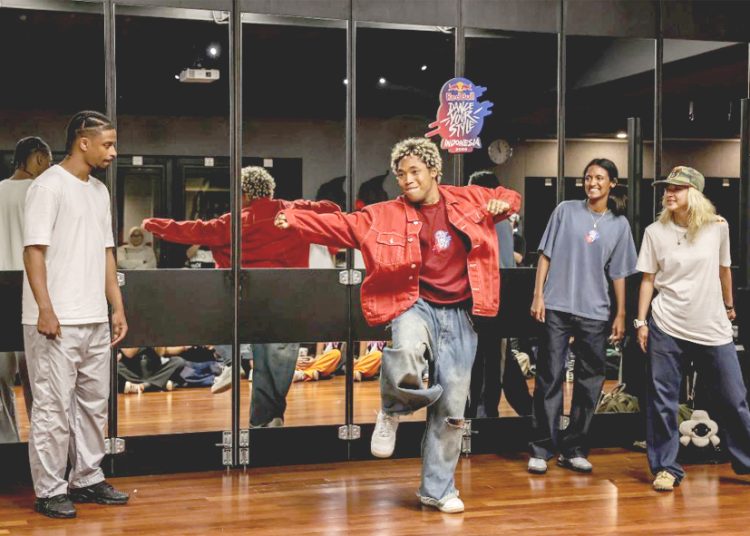 (kiri ke kanan) Dancer global Stalamuerte, The Crown, Luwam, dan Kyoka pada sesi showcase sebagai penutup acara workshop Red Bull Dance Your Style 2025. (ist)