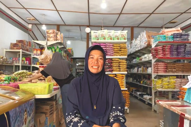 Mami Kusmiati menyulap warung kecilnya menjadi mini market dengan memanfaatkan KUR Bank Kalbar. (ist)