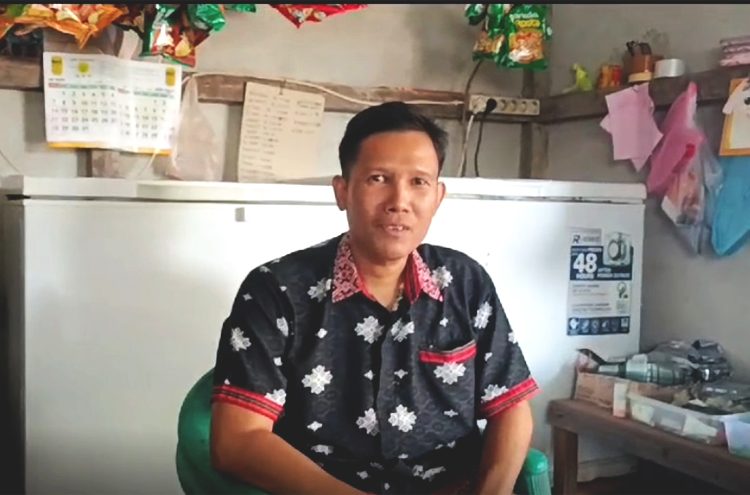 Ashari, pengusaha penganan kue-kue rumahan dan ikan beku di Kecamatan Jongkong, Kapuas Hulu. (vid)