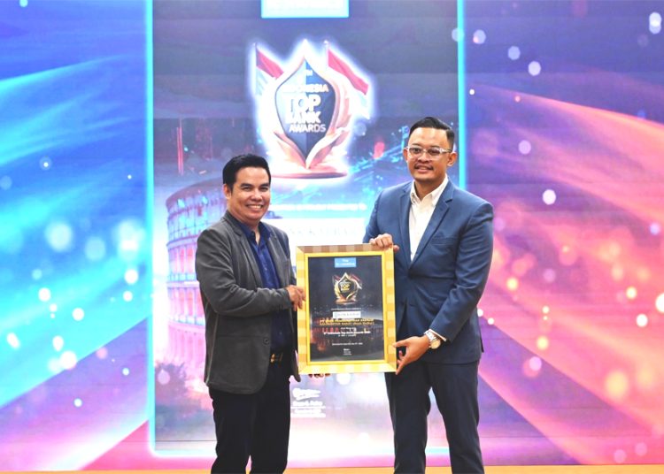 Bank Kalbar kembali meraih pengakuan atas kinerjanya yang kinclong dengan meraih penghargaan Top Bank 2025 in KBMI 1 Category pada acara 6th Indonesia Top Bank Awards 2025 yang dihelat oleh The Iconomics, Selasa. (ist)