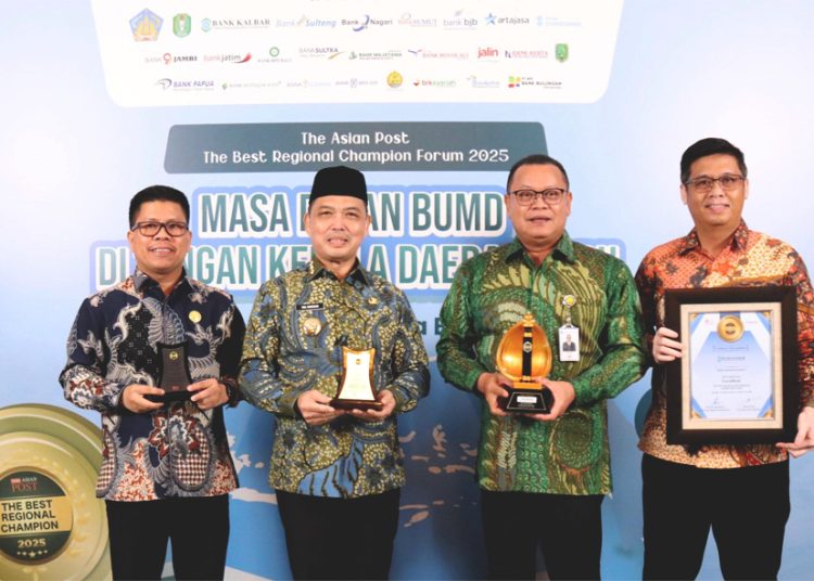 Dirut Bank Kalbar, Rokidi bersama Gubernur Kalbar, Ria Norsan serta  Bupati Sambas H. Satono meraih penghargaan dalam ajang Champion Forum 2025 yang dihelat Infobank Media Group di Jakarta, Jumat. (ist)