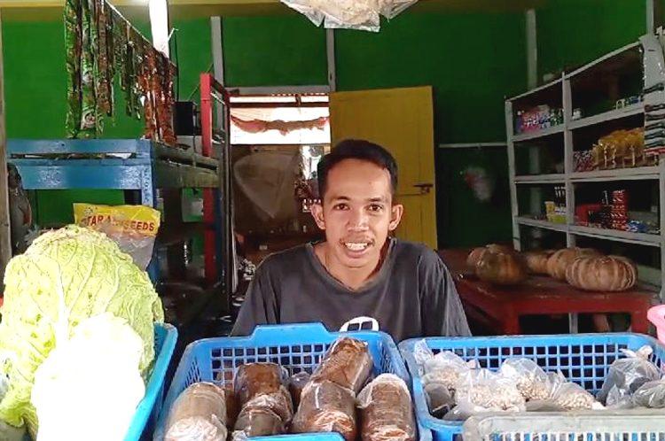 Muhammad Ridwan owner Toko Sayur Bg.Kuan. (ist)