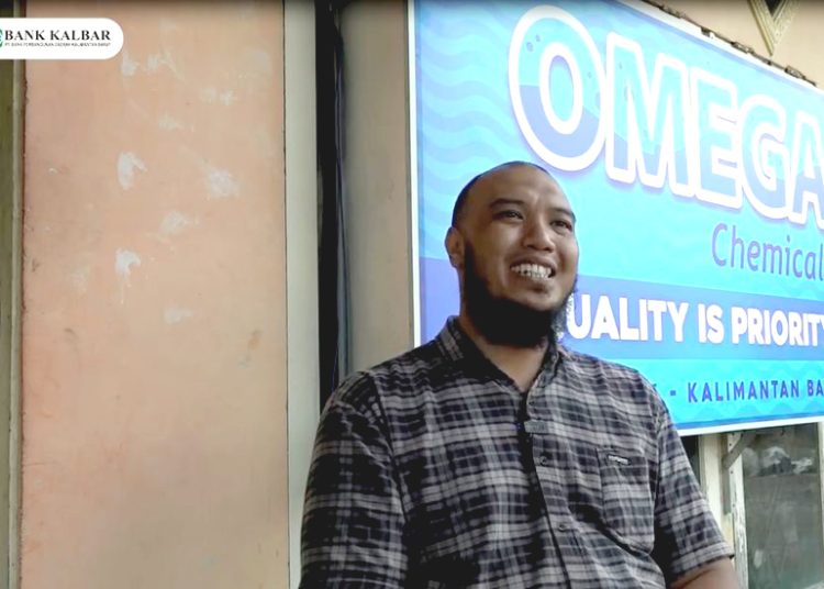 Cahyo Setiadi, owner Omega Chemical Pontianak. (vid)