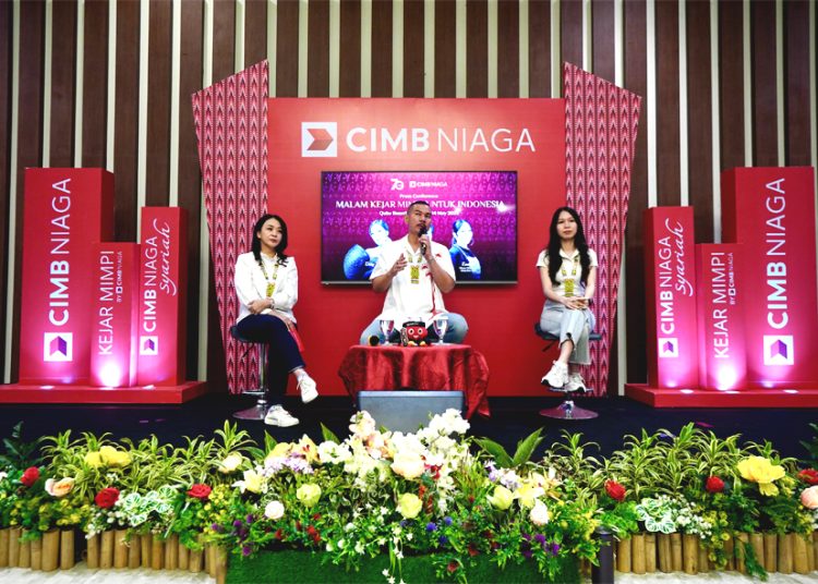 Head of Marketing, Brand & Customer Experience CIMB Niaga Muhamad Firdaus Andjar (tengah) bersama Branch Area Head Jakarta A & Kalimantan Region Area VIII CIMB Niaga Mariany (kiri) dan pemenang Kejar Mimpi Rising Start 2023 Evelyn Wijaya (kanan) saat Press Conference Malam Kejar Mimpi untuk Indonesia di Pontianak, Rabu.(ist)