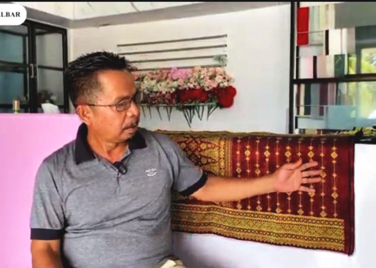 Pak Dahlan pengusaha Tenun Sambas yang sukses berkat dukungan Bank Kalbar.