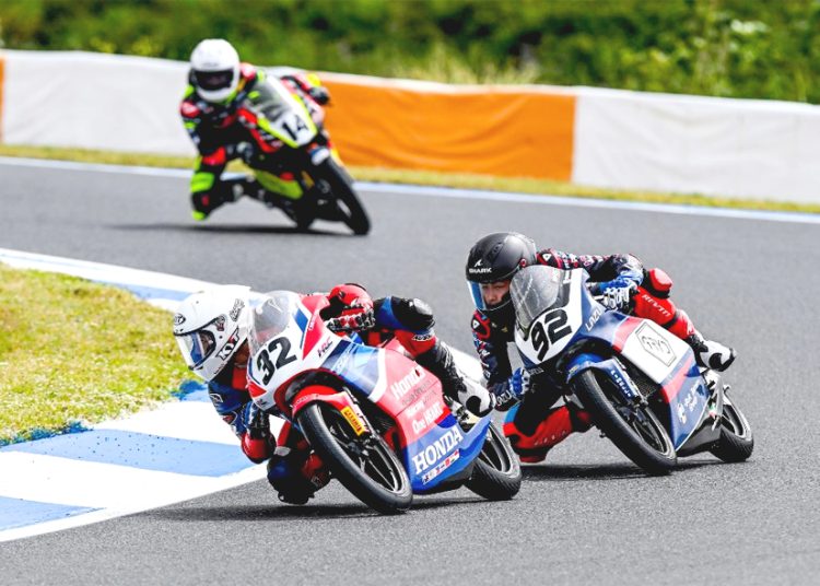 Muhammad Kiandra Ramadhipa menunjukkan potensinya sebagai pebalap masa depan Indonesia setelah mampu meraih podium dan mengibarkan Merah Putih di European Talent Cup seri perdana di Sirkuit Estoril, Protugal, Minggu. (ist)