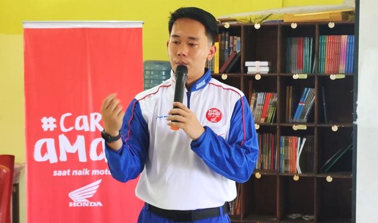 Febri Andrian, Safety Riding Instructor Astra Motor Kalbar, membagikan tips penting bagi pelajar saat berkendara menggunakan sepeda motor. (ist)