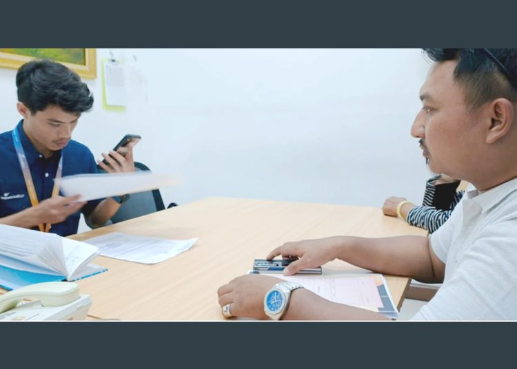 Jumansah (kanan) saat mendatangi  kantor BPR Universal untuk mengambil jaminan kreditnya yang lama ditahan, Senin. (ist)