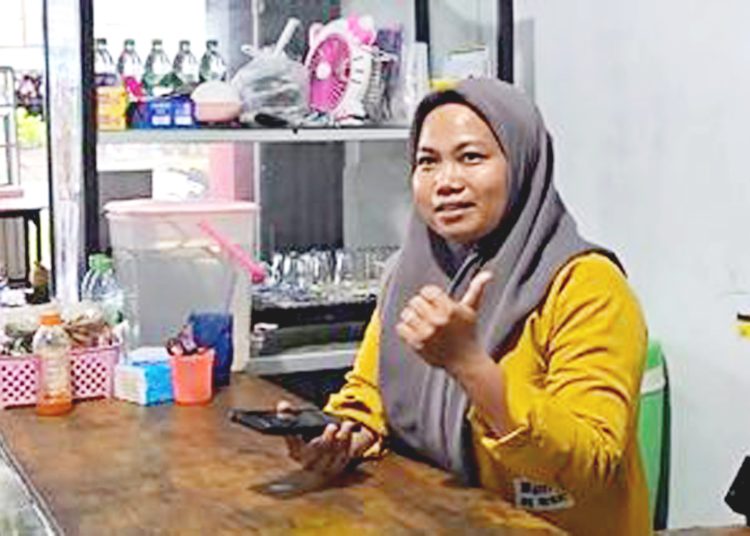 Mimin Warsini, owner Kedai Kak Mimin di Nanga Pinoh, Kabupaten Melawi, Kalimantan Barat. (vid)