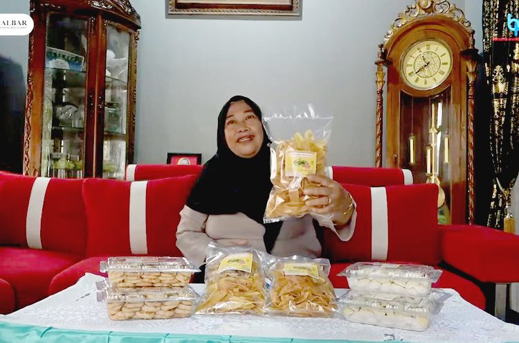 Mariani sukses dengan usaha keripik pisang setelah bermitra dengan Bank Kalbar. (vid)