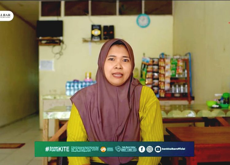 Marni, pemilik Warung Mak Dira di Bengkayang yang sukses mengembangkan usahanya dengan memanfaatkan KUR Bank Kalbar. (vid)