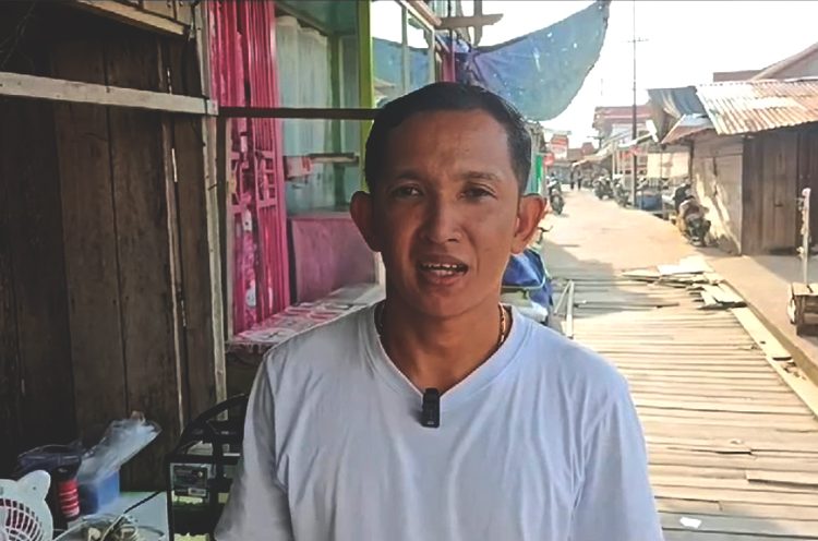 Natalis Otang, pengusaha ikan hias di Pasar Jongkong, Kabupaten Kapuas Hulu beruntung dibantu Bank Kalbar untuk memberi warna ikan-ikan hiasnya sehingga berkembang signifikan. (vid)