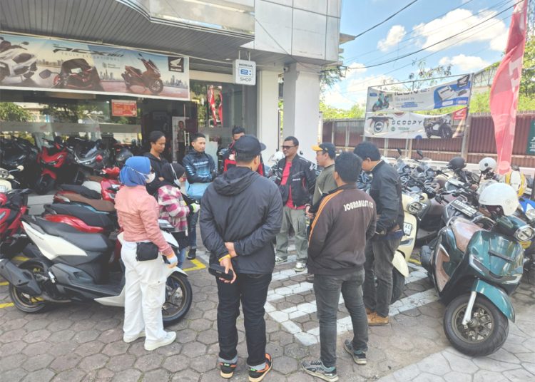 Briefing edukasi fitur baru oleh perwakilan Asmo Kalbar mengenai fitur Honda RoadSync sebelum rolling city Media Exploration New Honda PCX 160 Roadsync ke Mempawah, Kalbar akhir April 2025. (ist)