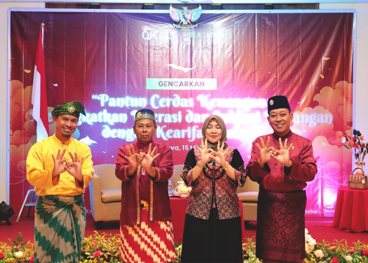 Otoritas Jasa Keuangan(OJK) meningkatkan literasi dan inklusi keuangan melalui implementasi program Gerakan Nasional Cerdas Keuangan (Gencarkan) dengan mengedepankan kearifan lokal melalui kegiatan Pantun Cerdas Keuangan di Pontianak, Kamis. (ist)