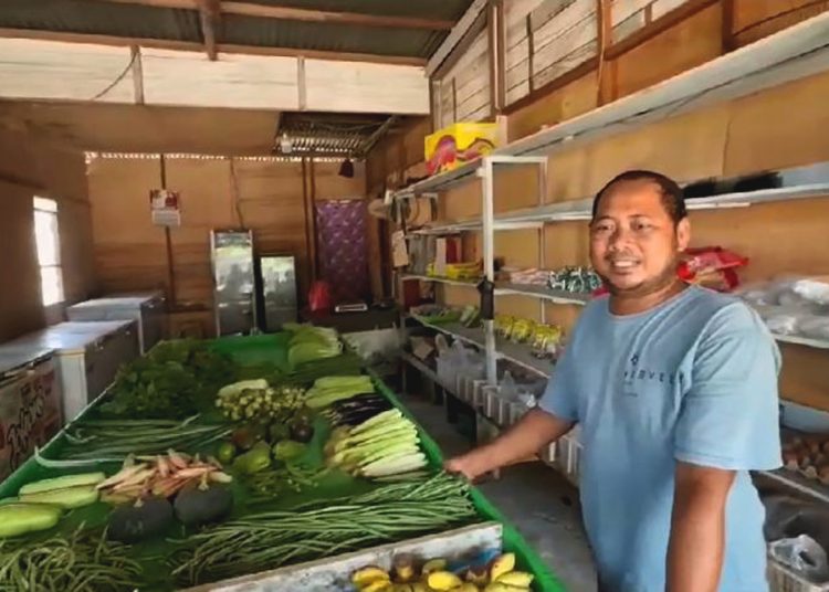 Suyono, pemilik Toko Putra Unggas di Pasar Tradisional Simpang Silat, Kapuas Hulu, Kalimantan Barat yang berkembang dan berdampak signifikan setelah berkenalan dengan Bank Kalbar. (vid)
