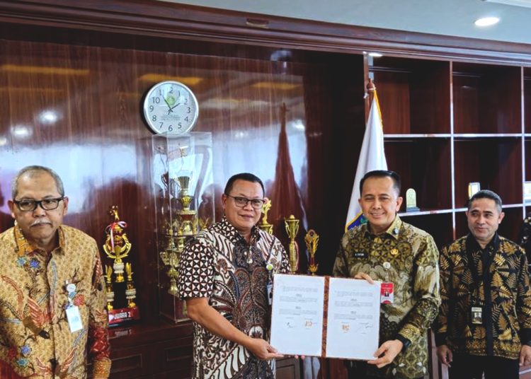 Dirut Bank Kalbar Rokidi, dan Direktur Jenderal Bina Keuangan Daerah Kemendagri, Agus Fatoni kerjasama implementasi Sistem Informasi Pemerintahan Daerah Republik Indonesia (SIPD-RI). (ist)