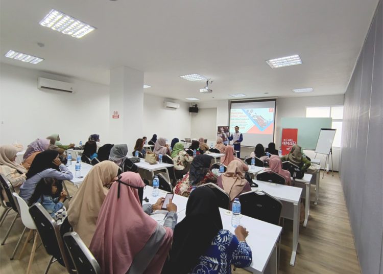 Edukasi safety riding ibu-ibu rumahtangga di Posyandu Kasih Ibu Pontianak.(ist)