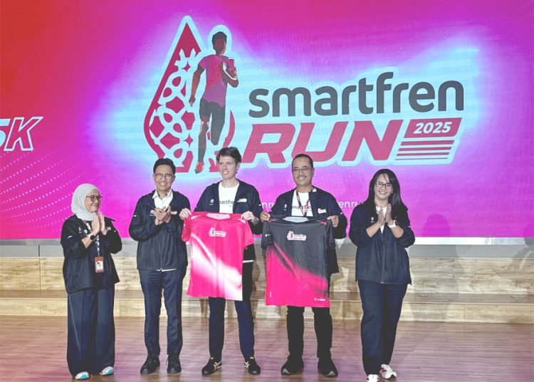 Race director Smartfren run 2025, Safitra Aryana, Sekrtaris Jendeal PB PASI, Tigor M. Tanjung, Direktur & Chief Commercial Officer XLSMART, David Arcelus Oses, Chief Marketing Smartfren Officer, Sukaca Purwakardjono, Division Head Brand Communication Smartfren, Edtine Pamilien Gensana dalam acara Press Conference SMARTFREN Run 2025 di Jakarta, Rabu.(ist)