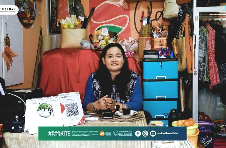 Sumjulia, owner Galeri Sintang, produk tenun ikat lokal yang sukses masuk pasar global. (ist)