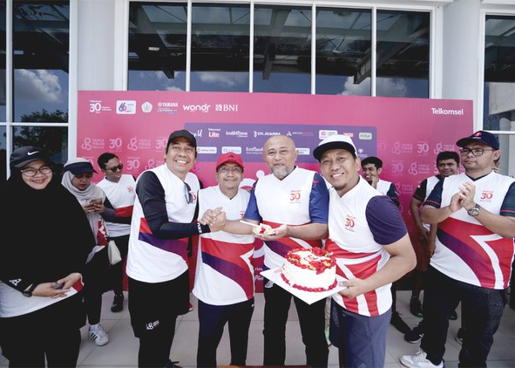Telkomsel Branch Pontianak merayakan HUT ke 30 Telkomsel dengan menggelar Fun Run TripleON Telkomsel di tiga kota dan melakukan penggalangan dana senilai total Rp 30 juta yang akan disalurkan kepada pondok pesantren, panti asuhan, panti jompo, dan lembaga sosial.(ist)