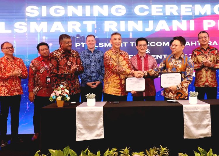 Direktur & Chief Financial Officer XLSMART, Antony Susilo (kelima kiri) bersama dengan Chief Executive Officer Huawei Indonesia Carrier Business, Kevin Zhou (kedua kanan) usai penandatanganan kerja sama antara XLSMART dengan HUAWEI.(ist)