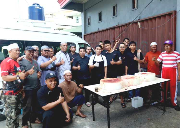 Sejumlah karyawan Hotel Aston Pontianak dan Transera Group ikut terlibat dalam pemotongan daging kurban di momen Hari Raya Idul Adha 1446 H. (ist)