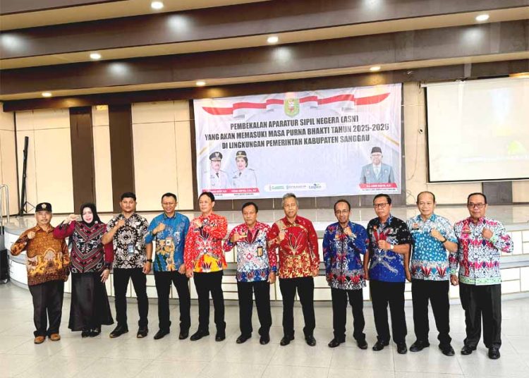 Foto bersama Pimpinan Bank Kalbar cabang Sanggau serta mitra strategis dalam kegiatan Pembekalan ASN yang akan memasuki masa purna bhakti di Kabupaten Sanggau, Kalimantan Barat. (ist)