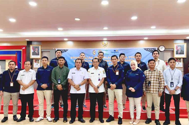 Pemkab Sekadau bersama Bank Kalbar, PT Jamkrida Kalbar dan PT Taspen (Persero) Cabang Pontianak foto bersama pada kegiatan Pembekalan Menjelang Purna Tugas bagi 96 Pegawai Negeri Sipil (PNS) yang akan memasuki masa pensiun pada tahun 2025, bertempat di aula Serba Guna Kantor Bupati Sekadau, Rabu. (ist)