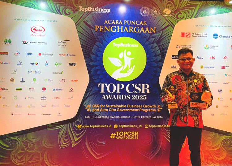 Direktur Pemasaran Bank Kalbar, Yuse Chaidi Amzar mewakili Dirut Bank Kalbar menerima penghargaan TOP CSR Awards 2025 di Jakarta, Rabu. (ist)
