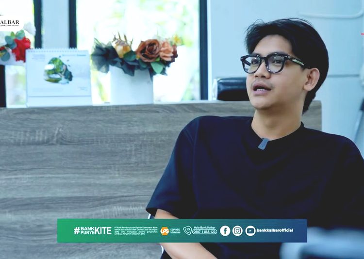 Doni Prabowo, owner Stay Shave Barbershop dari Kabupaten Melawi, Kalbar yang sukses berkembang menjadi modern berkat dukungan Bank Kalbar. (vid)