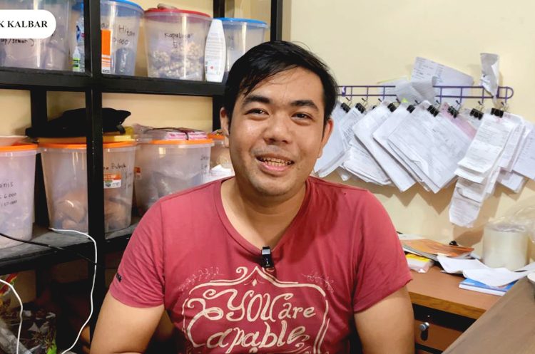 Edi Kurniawan owner Toko Sembako Barokah di Kabupaten Sambas, Kalbar. (vid)