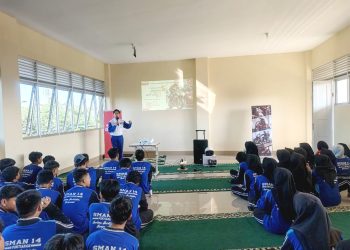 Asmo Kalbar Gelar Edukasi Safety Riding di SMAN 14 Pontianak