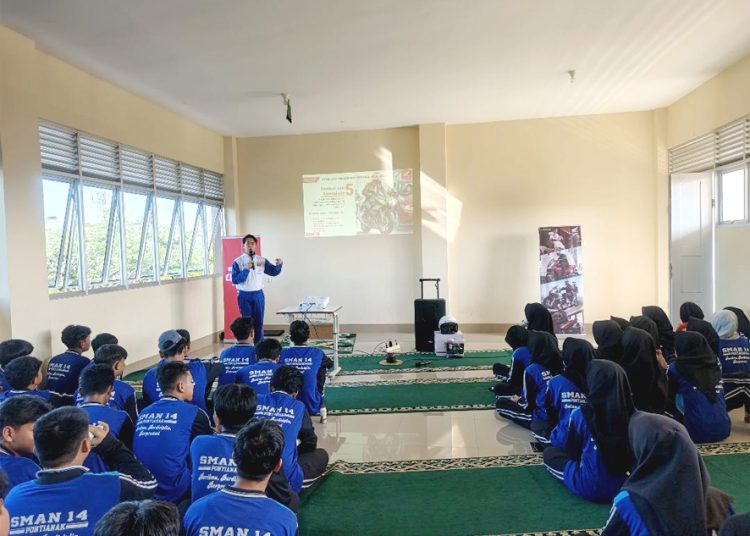 Edukasi Safety Riding Asmo Kalbar yang digelar di SMA Negeri 14 Pontianak, Kalbar. (ist)