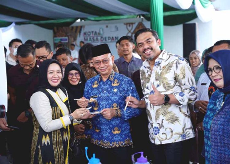 Menteri Usaha Mikro, Kecil, dan Menengah (UMKM) Republik Indonesia, Maman Abdurrahman (kanan ke dua) dan Wali Kota Pontianak, Edi Rusdi Kamtono (kiri ke dua) saat mencicipi kuliner khas Pontianak milik UMKM Dinas Koperasi Pontianak  yang telah mengikuti  program Kota Masa Depan “Berani Digital” di Pontianak, Kalimantan Barat, Senin. (ist)