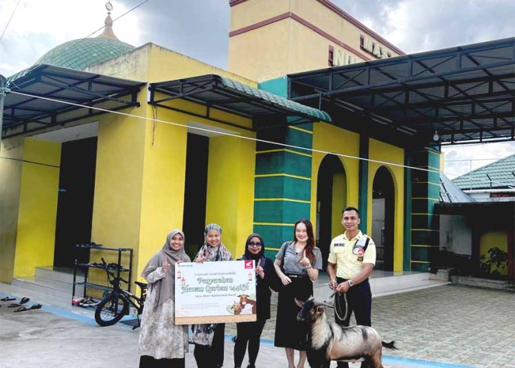 Astra Motor Kalbar berbagi hewan kurban pada momen Idul Adha 1446 H. (ist)