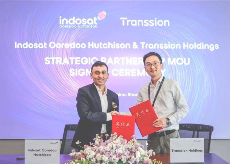 Bertepatan dengan ajang Mobile World Congress (MWC) Shanghai 2025, Indosat dan Transsion Holdings secara resmi menandatangani Nota Kesepahaman (MoU) strategis untuk mempercepat inklusi digital di Indonesia. Kolaborasi ini menggabungkan kekuatan layanan konektivitas andal IM3 dan Tri milik Indosat dengan keunggulan Transsion. (ist)