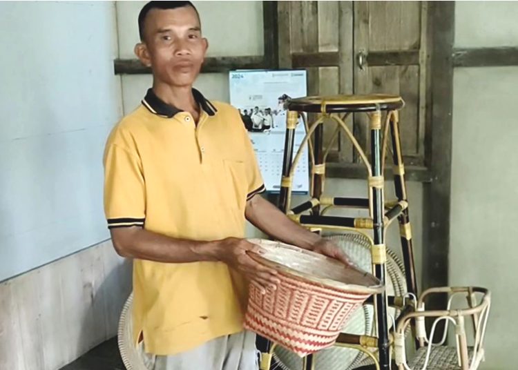 Jamaludin perajin rotan sukses dari Desa Piantus, Kecamatan Sejangkung, Sambas, Kalimantan Barat dibiayai Bank Kalbar Syariah melalui skema KUR. (vid)