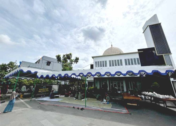Masjid Al Mukhlishin yang beralamat di Jalan HM Suwignyo Pontianak pada perayaan Hari Raya Idul Adha 1446 menyalurkan hewan kurban sebanyak 7 ekor sapi dan 50 ekor kambing. (ist)