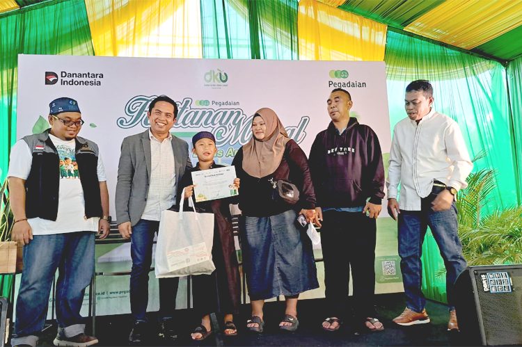 Kepala Unit Usaha Syariah PT Pegadaian, Holilur Rohman saat menyerahkan bingkisan kepada peserta Khitanan Massal yang digelar Pegadaian Area Pontianak pada Minggu 22 Juni 2025.(ist)