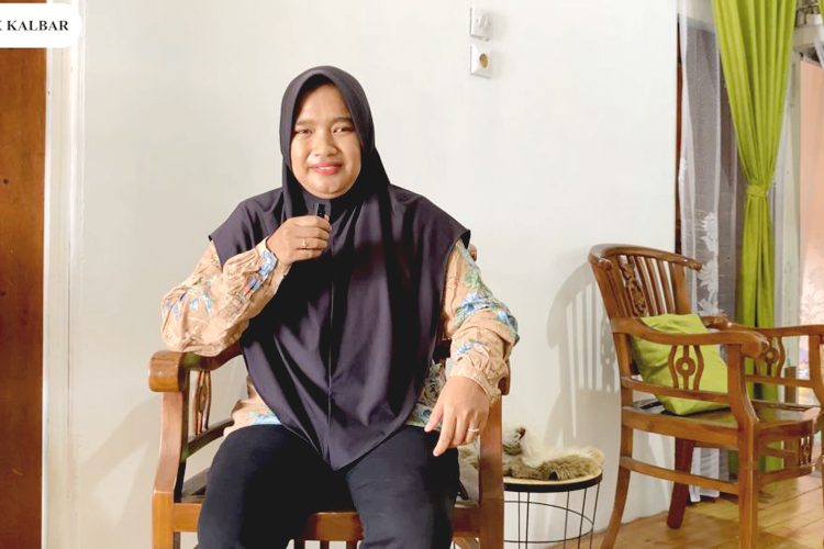 Rini pengusaha air isi ulang di Kabupaten Sambas, Kalimantan Barat yang sukses setelah dikucuri modal usaha oleh Bank Kalbar. (vid)