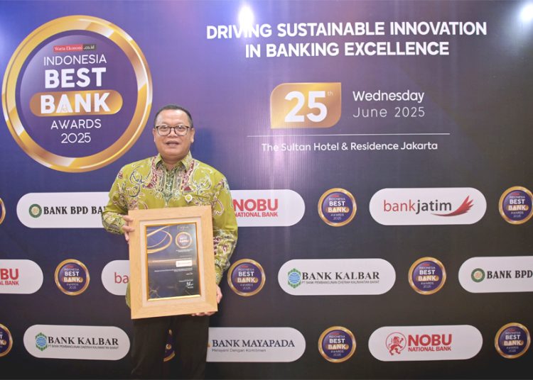 Dirut Bank Kalbar Rokidi menerima penghargaan Indonesia Best Bank 2025, dalam ajang Indonesia Best Bank Award yang digelar oleh Warta Ekonomi di Jakarta, Rabu. (ist)